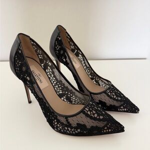 VALENTINO GARAVANI LACE PUMPS